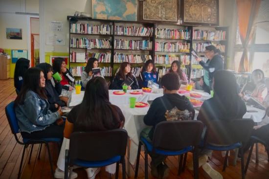 Jóvenes en discusión durante sesión de club de lectura