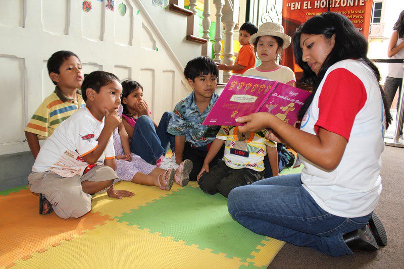 Niños realizando actividad creativa en taller de valores